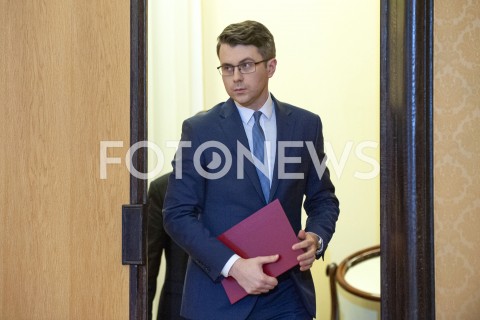  13.03.2020 WARSZAWA KPRM<br />
KONFERENCJA W KPRM W SPRAWIE STANU WYJATKOWEGO I ZAMKNIECIA GRANIC<br />
N/Z PIOTR MULLER MUELLER<br />
 