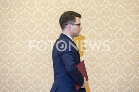  13.03.2020 WARSZAWA KPRM<br />
KONFERENCJA W KPRM W SPRAWIE STANU WYJATKOWEGO I ZAMKNIECIA GRANIC<br />
N/Z PIOTR MULLER<br />
 