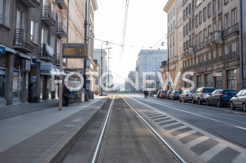 Opustoszałe ulice w trakcie pandemii koronawirusa w Warszawie