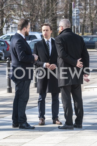  18.03.2020 WARSZAWA<br />
KONFERENCJA KRZYSZTOFA BOSAKA<br />
ZLOZENIE PODPISOW POPARCIA W PKW<br />
N/Z KRZYSZTOF BOSAK GRZEGORZ BRAUN WITOLD TUMANOWICZ<br />
 