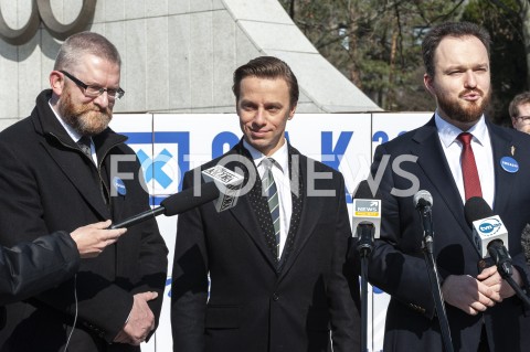  18.03.2020 WARSZAWA<br />
KONFERENCJA KRZYSZTOFA BOSAKA<br />
ZLOZENIE PODPISOW POPARCIA W PKW<br />
N/Z KRZYSZTOF BOSAK GRZEGORZ BRAUN WITOLD TUMANOWICZ<br />
 