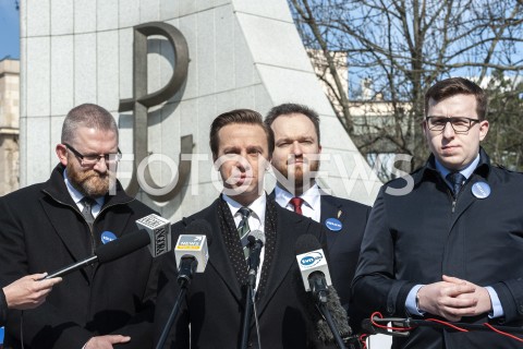  18.03.2020 WARSZAWA<br />
KONFERENCJA KRZYSZTOFA BOSAKA<br />
ZLOZENIE PODPISOW POPARCIA W PKW<br />
N/Z KRZYSZTOF BOSAK GRZEGORZ BRAUN WITOLD TUMANOWICZ TOMASZ GRABARCZYK<br />
 