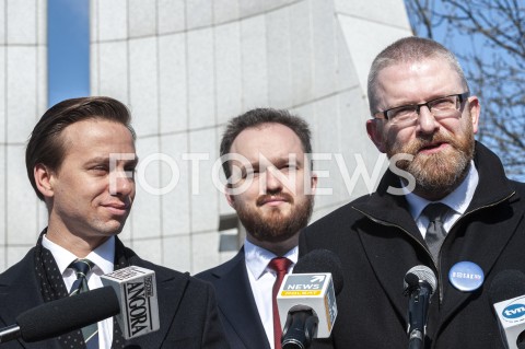  18.03.2020 WARSZAWA<br />
KONFERENCJA KRZYSZTOFA BOSAKA<br />
ZLOZENIE PODPISOW POPARCIA W PKW<br />
N/Z KRZYSZTOF BOSAK GRZEGORZ BRAUN WITOLD TUMANOWICZ <br />
 