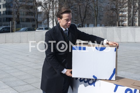  18.03.2020 WARSZAWA<br />
KONFERENCJA KRZYSZTOFA BOSAKA<br />
ZLOZENIE PODPISOW POPARCIA W PKW<br />
N/Z KRZYSZTOF BOSAK<br />
 