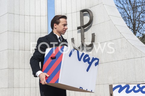  18.03.2020 WARSZAWA<br />
KONFERENCJA KRZYSZTOFA BOSAKA<br />
ZLOZENIE PODPISOW POPARCIA W PKW<br />
N/Z KRZYSZTOF BOSAK<br />
 