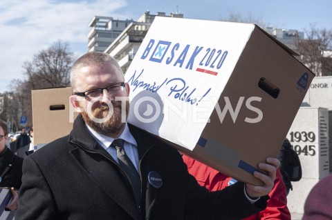 Złożenie podpisów poparcia Krzysztofa Bosaka w PKW w Warszawie