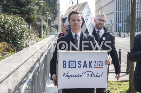  18.03.2020 WARSZAWA<br />
KONFERENCJA KRZYSZTOFA BOSAKA<br />
ZLOZENIE PODPISOW POPARCIA W PKW<br />
N/Z KRZYSZTOF BOSAK GRZEGORZ BRAUN<br />
 