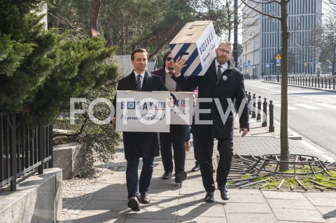  18.03.2020 WARSZAWA<br />
KONFERENCJA KRZYSZTOFA BOSAKA<br />
ZLOZENIE PODPISOW POPARCIA W PKW<br />
N/Z KRZYSZTOF BOSAK GRZEGORZ BRAUN<br />
 