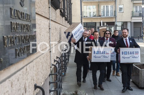  18.03.2020 WARSZAWA<br />
KONFERENCJA KRZYSZTOFA BOSAKA<br />
ZLOZENIE PODPISOW POPARCIA W PKW<br />
N/Z KRZYSZTOF BOSAK GRZEGORZ BRAUN WITOLD TUMANOWICZ KANCELARIA PREZYDENTA<br />
 