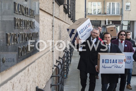 18.03.2020 WARSZAWA<br />
KONFERENCJA KRZYSZTOFA BOSAKA<br />
ZLOZENIE PODPISOW POPARCIA W PKW<br />
N/Z KRZYSZTOF BOSAK GRZEGORZ BRAUN KANCELARIA PREZYDENTA<br />
 
