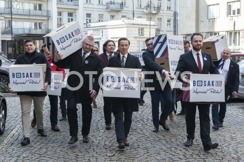  18.03.2020 WARSZAWA<br />
KONFERENCJA KRZYSZTOFA BOSAKA<br />
ZLOZENIE PODPISOW POPARCIA W PKW<br />
N/Z KRZYSZTOF BOSAK GRZEGORZ BRAUN WITOLD TUMANOWICZ <br />
 
