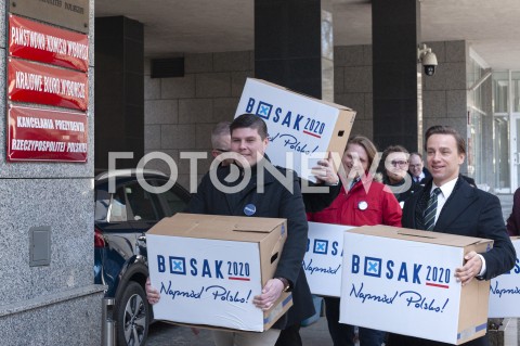  18.03.2020 WARSZAWA<br />
KONFERENCJA KRZYSZTOFA BOSAKA<br />
ZLOZENIE PODPISOW POPARCIA W PKW<br />
N/Z KRZYSZTOF BOSAK PANSTWOWA KOMISJA WYBORCZA KRAJOWE BIURO WYBORCZE KANCELARIA PREZYDENTA RZECZYPOSPOLITEJ POLSKIEJ<br />
 