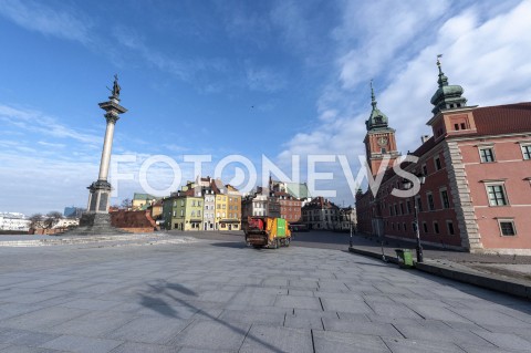  18.03.2020 WARSZAWA<br />
PUSTKI W WARSZAWIE<br />
N/Z PLAC ZAMKOWY WIDOK NA KOLUMNE ZYGMUNTA OD STRONY KRAKOWSKIEGO PRZEDMIESCIA SMIECIARKA <br />
 