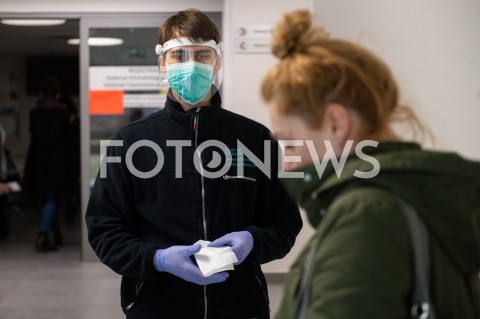  19.03.2020 GDANSK<br />
DZIALANIA PREWENCYJNE PRZED KORONAWIRUSEM W GDANSKU<br />
N/Z RATOWNIK MEDYCZNY MEDYK MIERZY TEMPERATURE PACJENTOM PRZED WEJSCIEM DO SZPITALA<br />
 