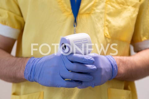  19.03.2020 GDANSK<br />
DZIALANIA PREWENCYJNE PRZED KORONAWIRUSEM W GDANSKU<br />
N/Z RATOWNIK MEDYCZNY MEDYK MIERZY TEMPERATURE PACJENTOM PRZED WEJSCIEM DO SZPITALA<br />
 