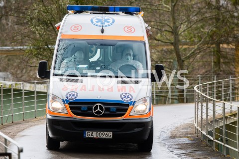  19.03.2020 GDANSK<br />
DZIALANIA PREWENCYJNE PRZED KORONAWIRUSEM W GDANSKU<br />
N/Z RATOWNICY MEDYCZNI W KOMBINEZONACH WYJEZDZAJA Z POMORSKIEGO CENTRUM CHOROB ZAKAZNYCH I GRUZLICY<br />
 