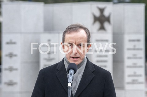  31.03.2020 WARSZAWA<br />
KONFERENCJA TOMASZA GRODZKIEGO I BORYSA BUDKI<br />
N/Z TOMASZ GRODZKI KRZYZ ORDER VIRTUTI MILITARI<br />
 