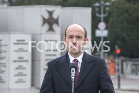  31.03.2020 WARSZAWA<br />
KONFERENCJA TOMASZA GRODZKIEGO I BORYSA BUDKI<br />
N/Z BORYS BUDKA KRZYZ ORDER VIRTUTI MILITARI<br />
 