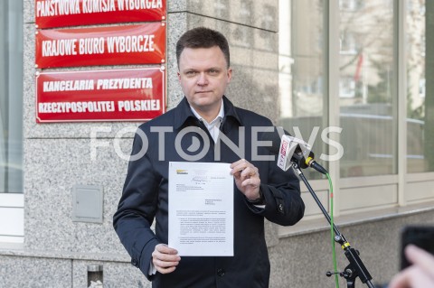 Konferencja Szymona Hołowni przed PKW w Warszawie