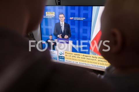  31.03.2020 GDANSK<br />
RODZINA OGLADA KONFERENCJE NA TEMAT KORONOWIRUSA<br />
PREMIER MATEUSZ MORAWIECKI I MINISTER ZDROWIA LUKASZ SZUMOWSKI WPROWADZAJA DODATKOWE OBOSTRZENIA I OGRANICZENIA<br />
N/Z MATKA Z DZIECKIEM OGLADA WYSTAPIENIE PREMIERA<br />
 