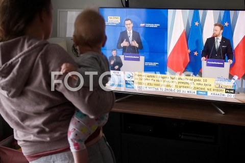  31.03.2020 GDANSK<br />
RODZINA OGLADA KONFERENCJE NA TEMAT KORONOWIRUSA<br />
PREMIER MATEUSZ MORAWIECKI I MINISTER ZDROWIA LUKASZ SZUMOWSKI WPROWADZAJA DODATKOWE OBOSTRZENIA I OGRANICZENIA<br />
N/Z MATKA Z DZIECKIEM OGLADA WYSTAPIENIE PREMIERA<br />
 