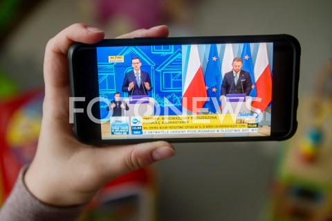  31.03.2020 GDANSK<br />
RODZINA OGLADA KONFERENCJE NA TEMAT KORONOWIRUSA<br />
PREMIER MATEUSZ MORAWIECKI I MINISTER ZDROWIA LUKASZ SZUMOWSKI WPROWADZAJA DODATKOWE OBOSTRZENIA I OGRANICZENIA<br />
N/Z MATKA Z DZIECKIEM OGLADA WYSTAPIENIE PREMIERA<br />
 