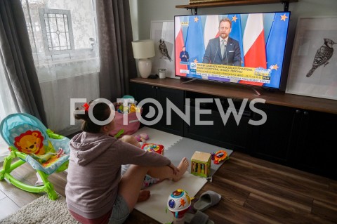  31.03.2020 GDANSK<br />
RODZINA OGLADA KONFERENCJE NA TEMAT KORONOWIRUSA<br />
PREMIER MATEUSZ MORAWIECKI I MINISTER ZDROWIA LUKASZ SZUMOWSKI WPROWADZAJA DODATKOWE OBOSTRZENIA I OGRANICZENIA<br />
N/Z MATKA Z DZIECKIEM OGLADA WYSTAPIENIE LUKASZA SZUMOWSKIEGO<br />
 