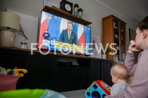Rodzina oglądająca konferencję premiera nt. koronawirusa