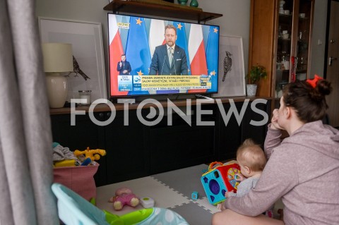  31.03.2020 GDANSK<br />
RODZINA OGLADA KONFERENCJE NA TEMAT KORONOWIRUSA<br />
PREMIER MATEUSZ MORAWIECKI I MINISTER ZDROWIA LUKASZ SZUMOWSKI WPROWADZAJA DODATKOWE OBOSTRZENIA I OGRANICZENIA<br />
N/Z MATKA Z DZIECKIEM OGLADA WYSTAPIENIE LUKASZA SZUMOWSKIEGO<br />
 