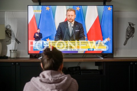  31.03.2020 GDANSK<br />
RODZINA OGLADA KONFERENCJE NA TEMAT KORONOWIRUSA<br />
PREMIER MATEUSZ MORAWIECKI I MINISTER ZDROWIA LUKASZ SZUMOWSKI WPROWADZAJA DODATKOWE OBOSTRZENIA I OGRANICZENIA<br />
N/Z MATKA Z DZIECKIEM OGLADA WYSTAPIENIE LUKASZA SZUMOWSKIEGO<br />
 