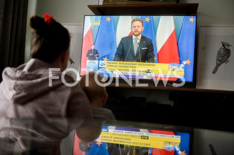  31.03.2020 GDANSK<br />
RODZINA OGLADA KONFERENCJE NA TEMAT KORONOWIRUSA<br />
PREMIER MATEUSZ MORAWIECKI I MINISTER ZDROWIA LUKASZ SZUMOWSKI WPROWADZAJA DODATKOWE OBOSTRZENIA I OGRANICZENIA<br />
N/Z MATKA Z DZIECKIEM OGLADA WYSTAPIENIE LUKASZA SZUMOWSKIEGO<br />
 