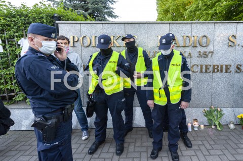  23.05.2020 WARSZAWA <br />
STOP CENZURZE! PROTEST W OBRONIE TROJKI<br />
N/Z POLICJA NA TLE NAPISU POLSKIE RADIO<br />
 