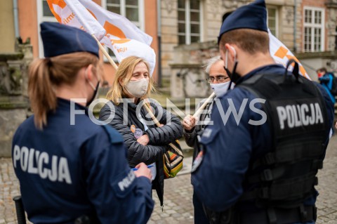  23.05.2020 GDANSK<br />
MANIFESTACJA KOMITETU OBRONY DEMOKRACJI W GDANSKU<br />
N/Z POLICJA LEGITYMUJE MANIFESTUJACYCH<br />
 
