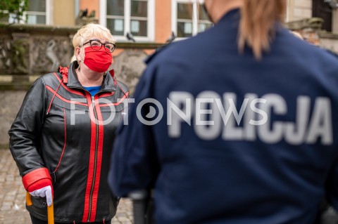  23.05.2020 GDANSK<br />
MANIFESTACJA KOMITETU OBRONY DEMOKRACJI W GDANSKU<br />
N/Z HENRYKA KRZYWONOS DYSKUTUJE Z POLICJA<br />
 