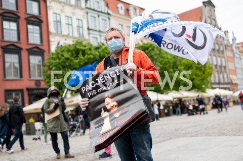  23.05.2020 GDANSK<br />
MANIFESTACJA KOMITETU OBRONY DEMOKRACJI W GDANSKU<br />
N/Z MEZCZYZNA Z TRANSPARENTEM PACJENCI PIS MA GEST<br />
 