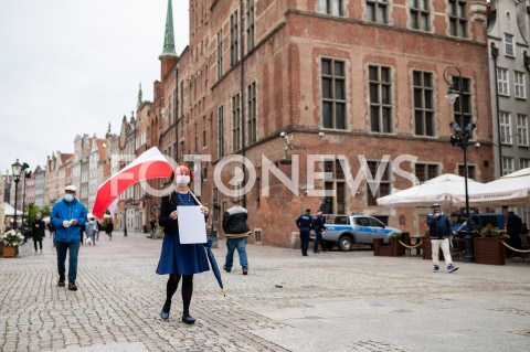  23.05.2020 GDANSK<br />
MANIFESTACJA KOMITETU OBRONY DEMOKRACJI W GDANSKU<br />
N/Z KOBIETA Z FLAGA POLSKI<br />
 