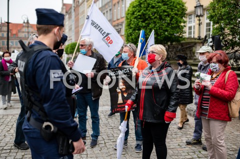  23.05.2020 GDANSK<br />
MANIFESTACJA KOMITETU OBRONY DEMOKRACJI W GDANSKU<br />
N/Z HENRYKA KRZYWONOS POLICJA LEGITYMUJE MANIFESTUJACYCH<br />
 