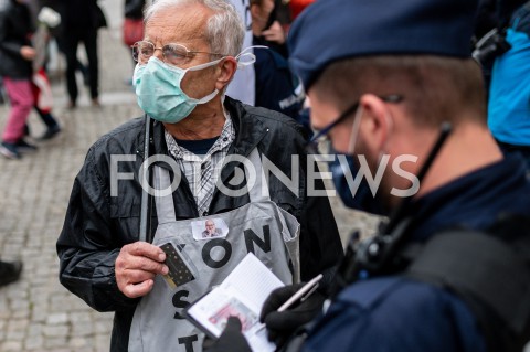  23.05.2020 GDANSK<br />
MANIFESTACJA KOMITETU OBRONY DEMOKRACJI W GDANSKU<br />
N/Z POLICJA LEGITYMUJE MANIFESTUJACYCH<br />
 