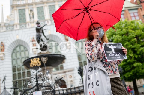  23.05.2020 GDANSK<br />
MANIFESTACJA KOMITETU OBRONY DEMOKRACJI W GDANSKU<br />
N/Z KOBIETA Z TRANSPARENTEM WSPIERAJACYM RADIO TROJKA KANAL POLSKIEGO RADIA<br />
 