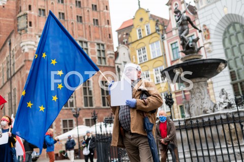  23.05.2020 GDANSK<br />
MANIFESTACJA KOMITETU OBRONY DEMOKRACJI W GDANSKU<br />
N/Z MEZCZYZNA Z FLAGA UNII EUROPEJSKIEJ PRZED FONTANNA NEPTUNA<br />
 