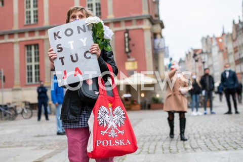  23.05.2020 GDANSK<br />
MANIFESTACJA KOMITETU OBRONY DEMOKRACJI W GDANSKU<br />
N/Z KOBIETA Z TRANSPARENTEM KONSTYTUCJA I TORBA Z GODLEM POLSKA<br />
 
