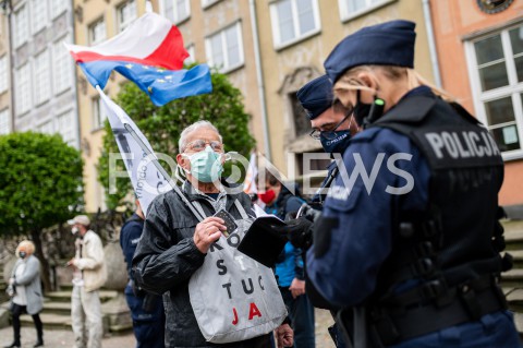  23.05.2020 GDANSK<br />
MANIFESTACJA KOMITETU OBRONY DEMOKRACJI W GDANSKU<br />
N/Z POLICJA LEGITYMUJE MANIFESTUJACYCH<br />
 