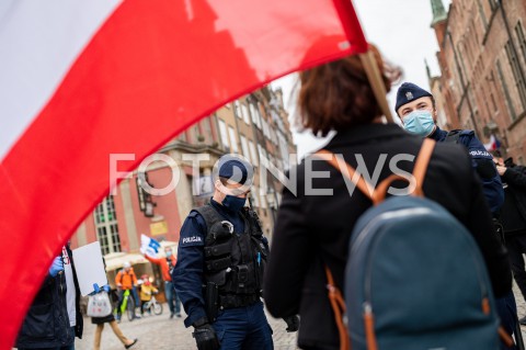  23.05.2020 GDANSK<br />
MANIFESTACJA KOMITETU OBRONY DEMOKRACJI W GDANSKU<br />
N/Z POLICJA LEGITYMUJE MANIFESTUJACYCH<br />
 