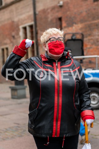  23.05.2020 GDANSK<br />
MANIFESTACJA KOMITETU OBRONY DEMOKRACJI W GDANSKU<br />
N/Z HENRYKA KRZYWONOS<br />
 