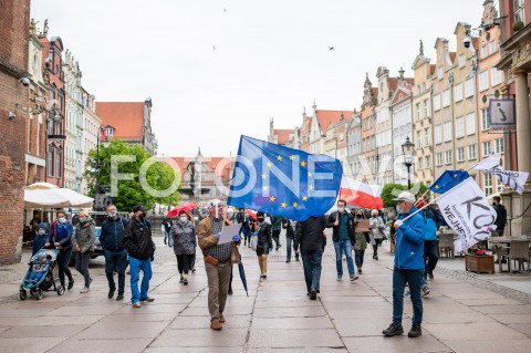  23.05.2020 GDANSK<br />
MANIFESTACJA KOMITETU OBRONY DEMOKRACJI W GDANSKU<br />
N/Z MANIFESTUJACY ZEBRANI NA DLUGIM TARGU MEZCZYZNA Z FLAGA UNII EUROPEJSKIEJ<br />
 