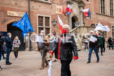 23.05.2020 GDANSK<br />
MANIFESTACJA KOMITETU OBRONY DEMOKRACJI W GDANSKU<br />
N/Z HENRYKA KRZYWONOS<br />
 