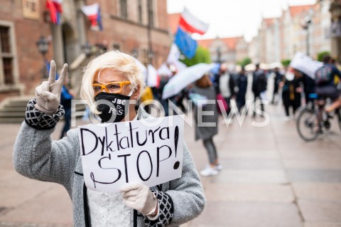 23.05.2020 GDANSK<br />
MANIFESTACJA KOMITETU OBRONY DEMOKRACJI W GDANSKU<br />
N/Z KOBIETA Z TRANSPARENTEM DYKTATURA STOP<br />
 