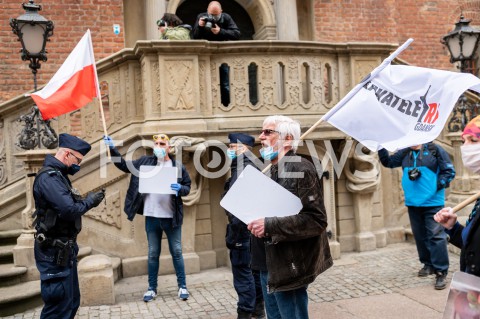  23.05.2020 GDANSK<br />
MANIFESTACJA KOMITETU OBRONY DEMOKRACJI W GDANSKU<br />
N/Z MANIFESTUJACY W ASYSCIE POLICJI<br />
 
