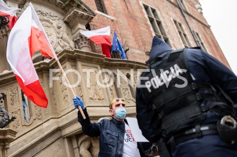  23.05.2020 GDANSK<br />
MANIFESTACJA KOMITETU OBRONY DEMOKRACJI W GDANSKU<br />
N/Z POLICJA LEGITYMUJE MEZCZYZNE Z FLAGA POLSKI<br />
 