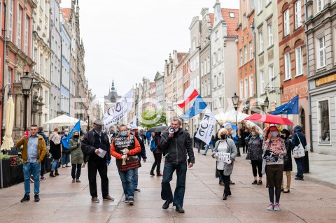  23.05.2020 GDANSK<br />
MANIFESTACJA KOMITETU OBRONY DEMOKRACJI W GDANSKU<br />
N/Z MANIFESTUJACY PRZECHODZA ULICA DLUGA W GDANSKU<br />
 